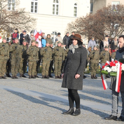 Moment składania kwiatów przez delegację Nowej Lewicy w Radomiu